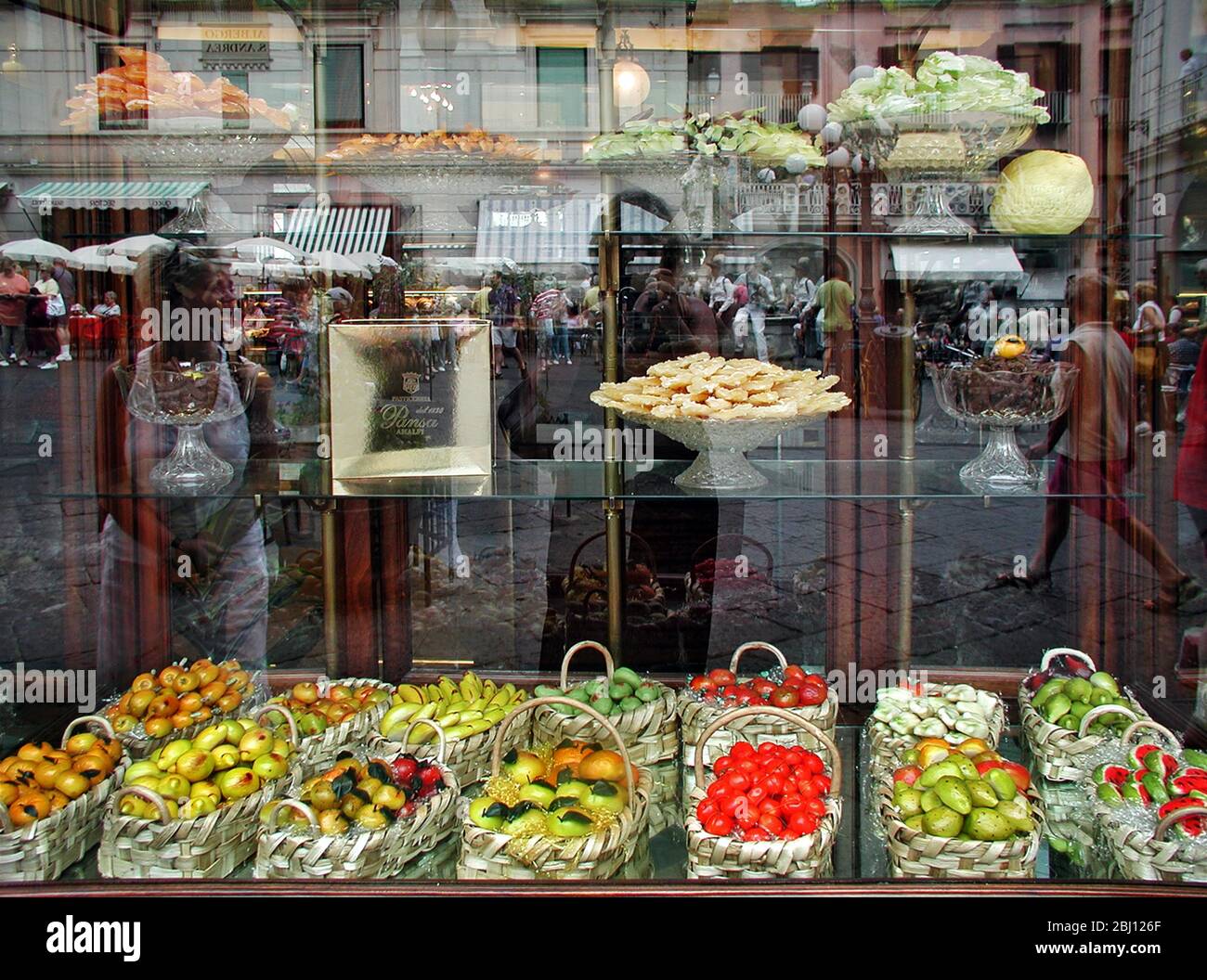Im Schaufenster des Amalfi-Shops wurden kandierte Früchte und Marzipan-Süßigkeiten angezeigt. Italien - Stockfoto