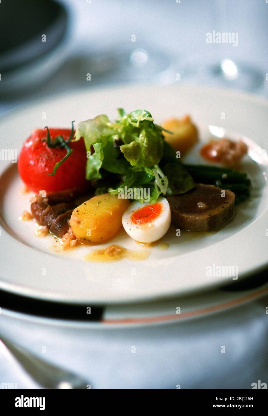 Superior Salat Nicoise mit Elementen separat serviert. - Stockfoto