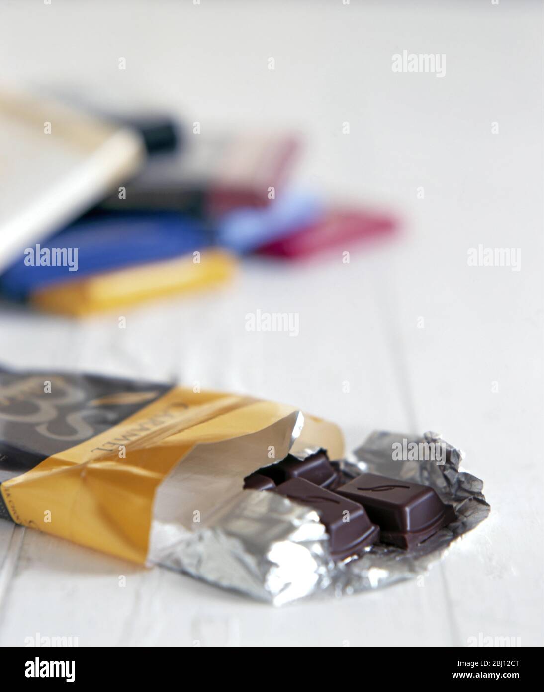 Auswahl an Schokoriegel mit einem vorne offenen Schokoriegel mit dunkler schlichter Schokolade - Stockfoto