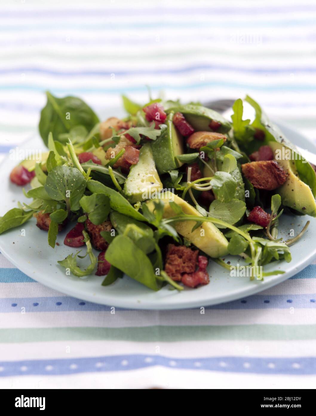 Salat aus Avocado und Salatblättern mit Speck - Stockfoto