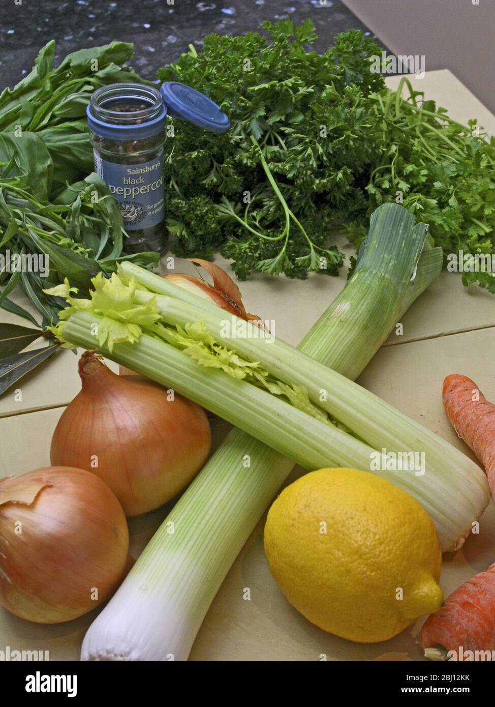 Gemüse in der Küche bereit, Suppe zu machen - Stockfoto