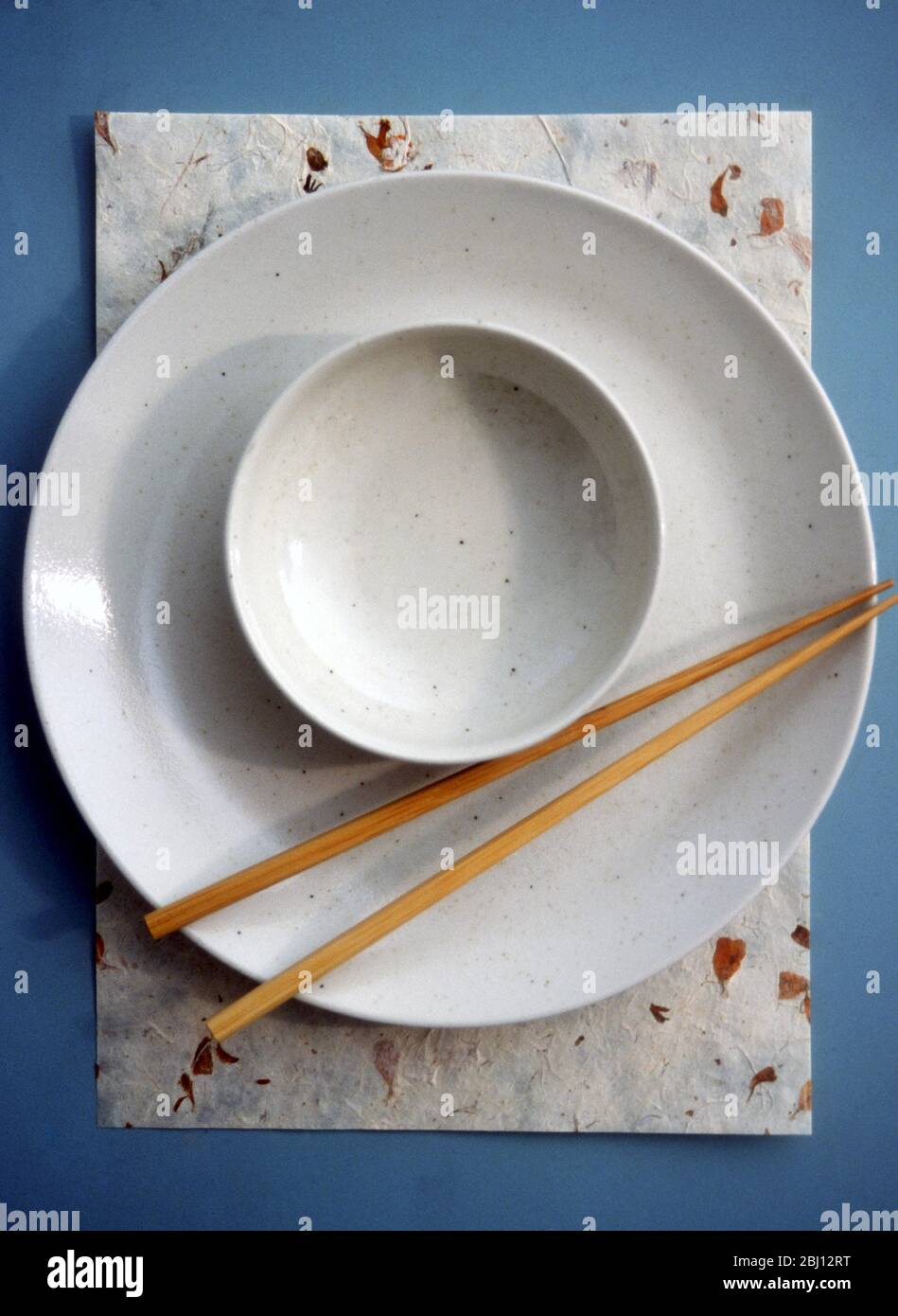 Reisschüssel und Essstäbchen - Stockfoto