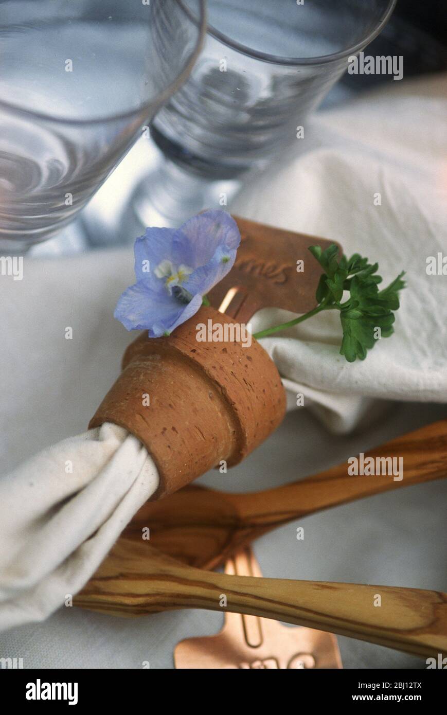 Serviettenhalter in Form eines Blumentopfes mit Blume, Kräuterzweig und Namensschild inklusive - - Stockfoto