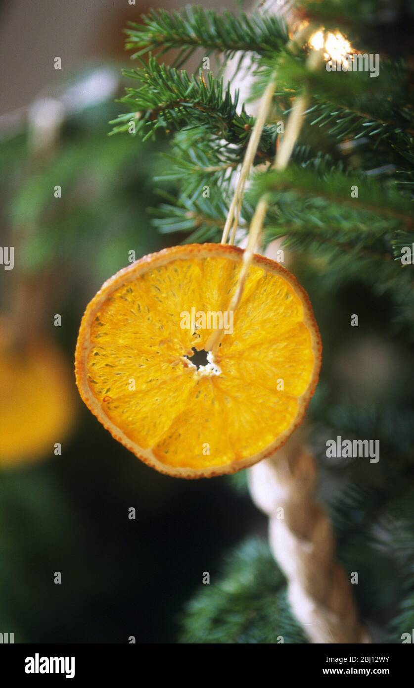 Getrocknete Orangenscheibe als Baumschmuck zu Weihnachten - Stockfoto