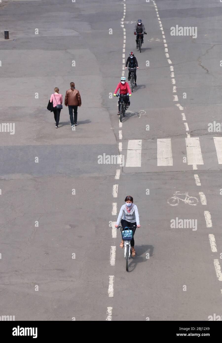 Krakau. Krakau. Polen. Coronavirus-Pandemie. Maskierte Menschen an der Uferpromenade der Weichsel Stockfoto