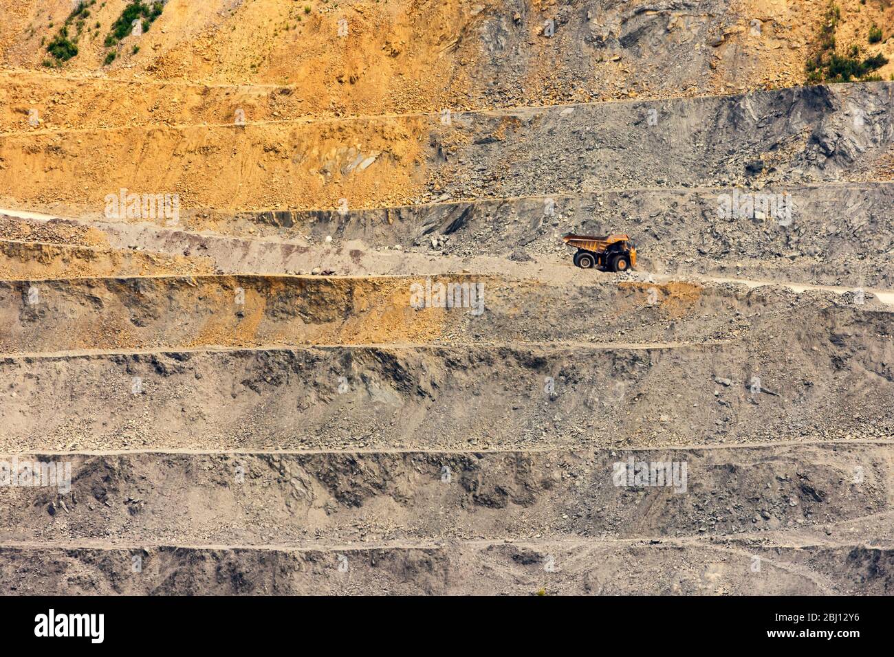 Bor / Serbien - 13. Juli 2019: Damper Truck transportiert Erz in der Veliki Krivelj Mine von Zijin Bor Copper, einer der größten Kupferminen in der Wor Stockfoto