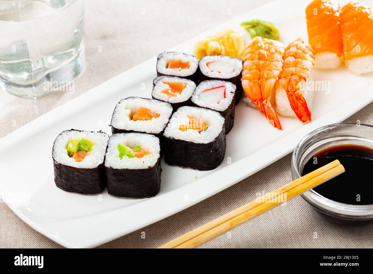 Futomaki, Hosomaki und Nigiris - japanische Brötchen aus der Nähe Stockfoto