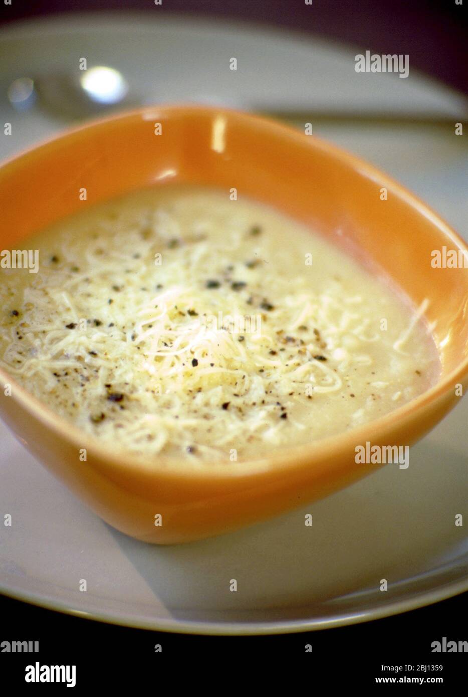 Suppe mit Parmesan - Stockfoto