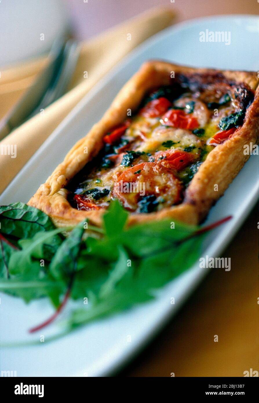 Rechteckige Pizza mit grünem Salat - Stockfoto