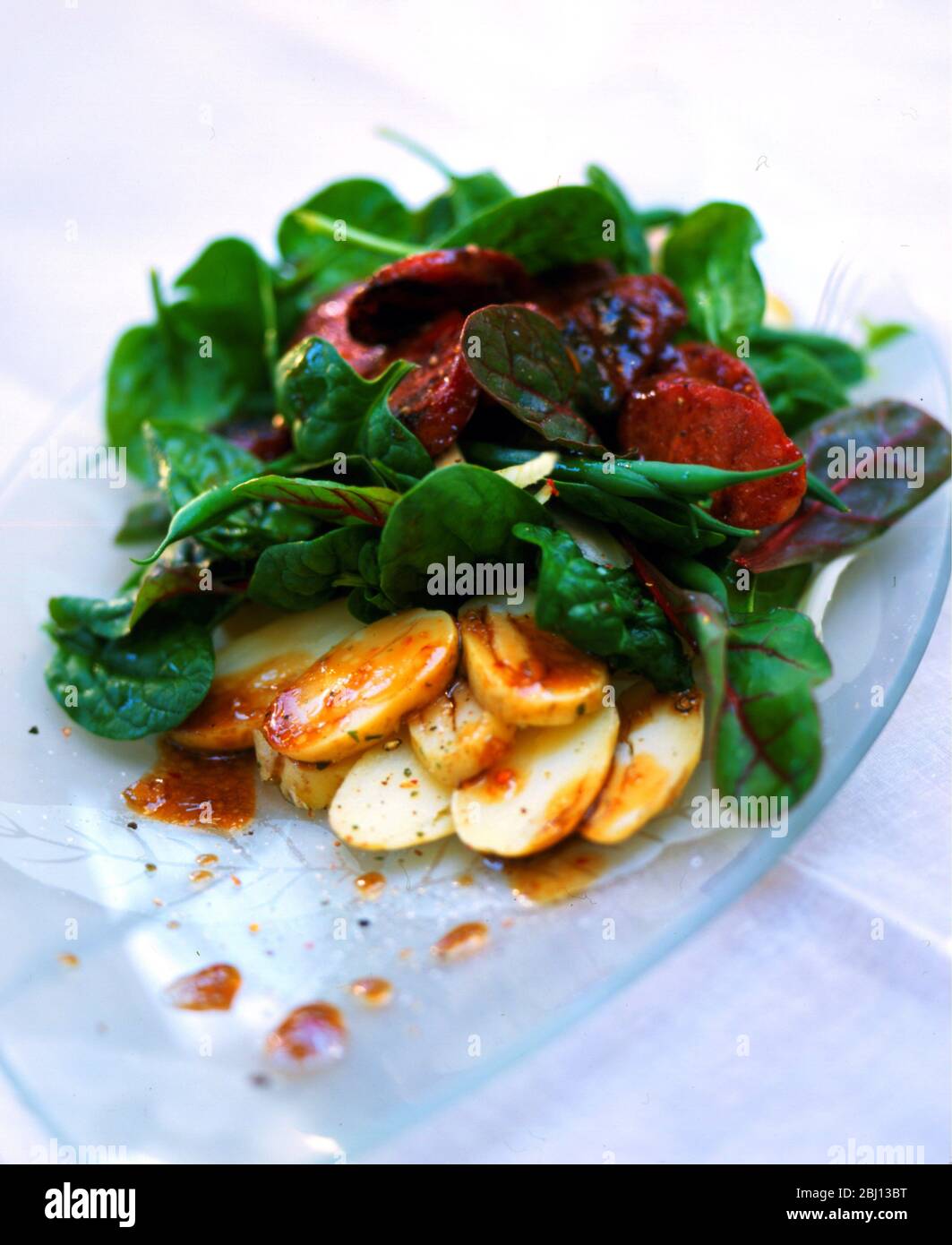 Spinat und Kartoffelsalat - Stockfoto