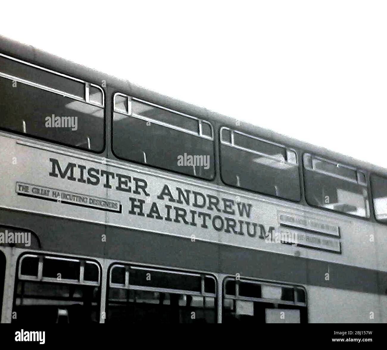 Eine Anzeige an der Seite eines Busses für Herrn Andrew Hairitorium in Manchester, England, Großbritannien Mitte der 1970er Jahre. Als Andrew Higgins fünf Hairitorium Salons 1980 aufgrund von Geld an den Taxman stürzten, nannten ihn die Bolton News: "Der Crimper, der nie zerbröckeln wird", als er wieder in Betrieb ging. Stockfoto
