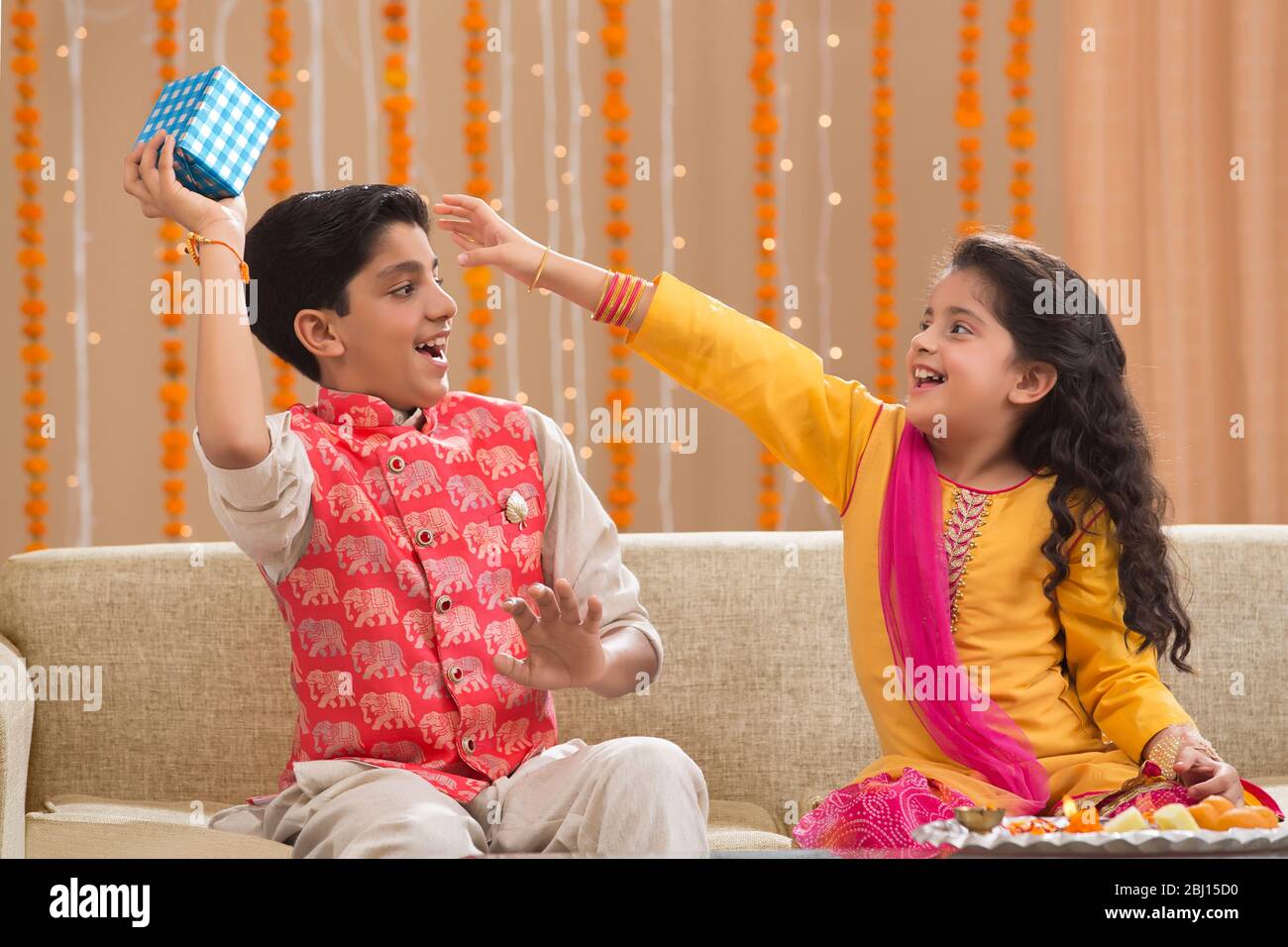 Junger Bruder spielt mit seiner Schwester auf Rakhi Stockfoto