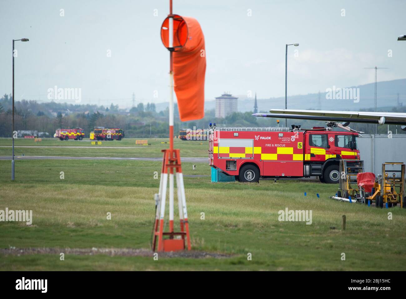 Glasgow, Großbritannien. April 2020. Im Bild: Glasgow Airport Fire Service während einer morgendlichen Trainingsübung gesehen. Auch wenn der Flugverkehr am Flughafen derzeit minimal ist, ist die Flughafenfeuerwehr jederzeit bereit, sich um jeden Notfall zu kümmern, und es ist wichtig, dass die Fähigkeiten der Feuerwehr während der Sperrung scharf bleiben. Quelle: Colin Fisher/Alamy Live News Stockfoto