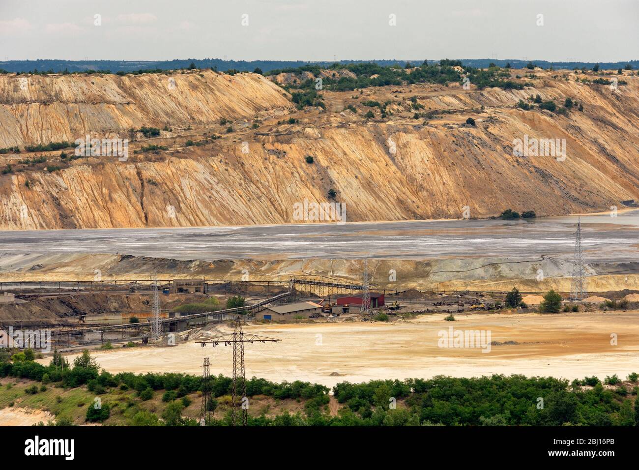 Bor / Serbien - 13. Juli 2019: Abraumhalden und Minenhalden in Bor, Ostserbien, einer der größten Kupferminen Europas, die im Besitz der chinesischen Bergbauunternehmen ist Stockfoto