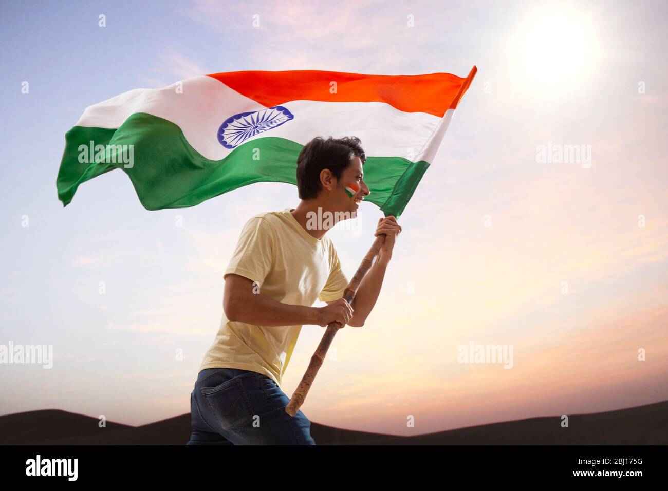 Junger Mann läuft mit indischer Flagge in Aufregung, Unabhängigkeitstag Stockfoto