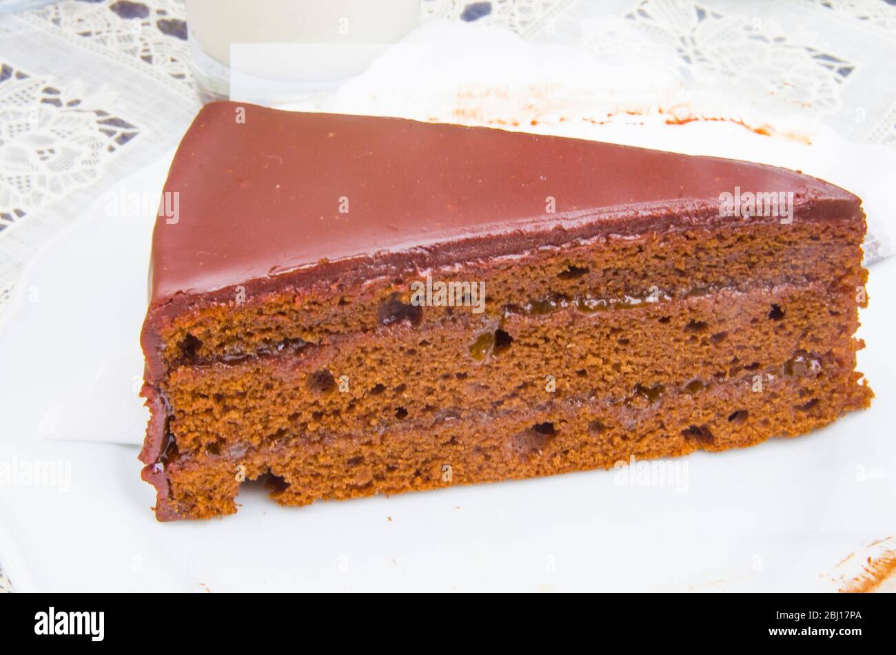 Klassische sachertorte mit Kakaoschicht und Aprikosenmarmelade und ...