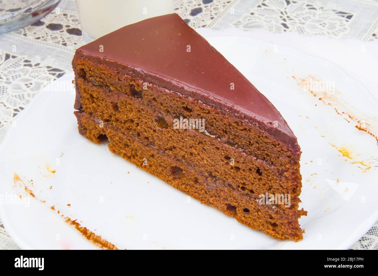 Klassische sachertorte mit Kakaoschicht und Aprikosenmarmelade und ...