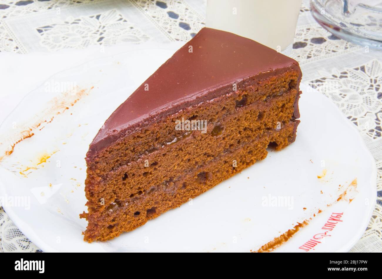 Klassische sachertorte mit Kakaoschicht und Aprikosenmarmelade und ...