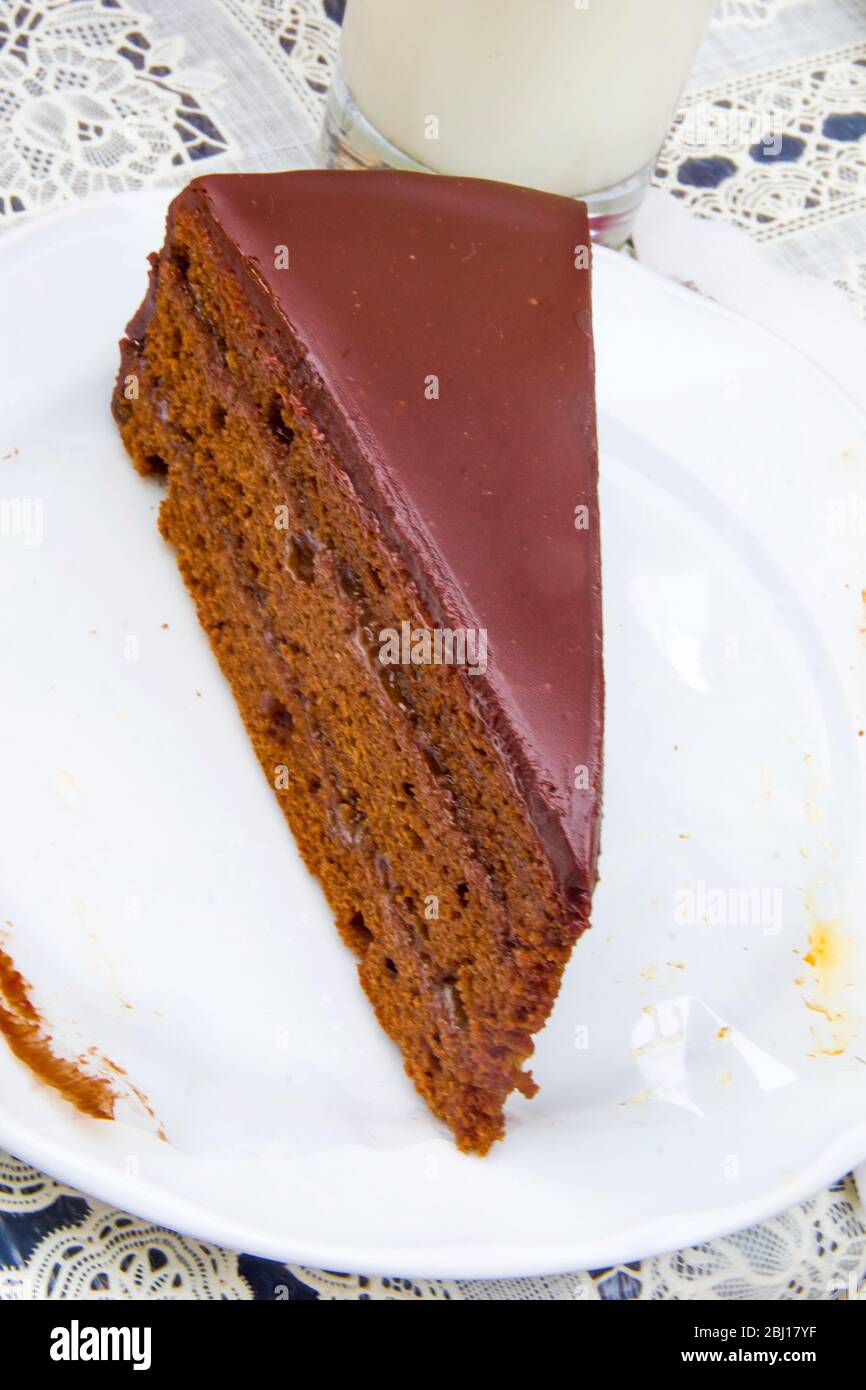 Klassische sachertorte mit Kakaoschicht und Aprikosenmarmelade und ...