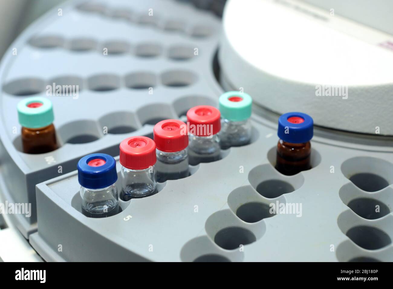 Qualitätskontrolle Labormedizin. Betrieb des Chromatographen. Flaschen prüfen die Qualität der Aufhängung. Stockfoto