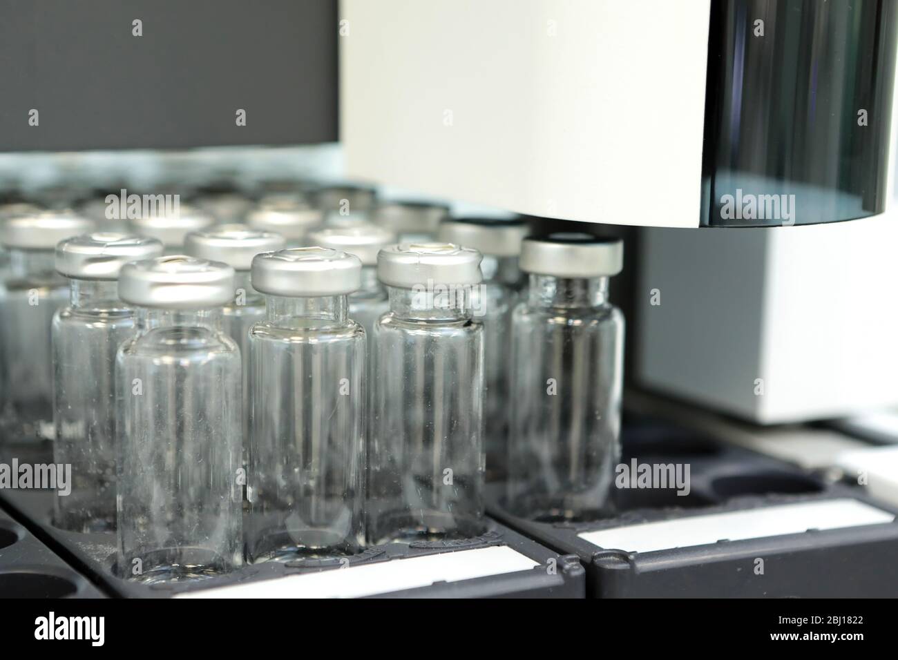 Qualitätskontrolle Labormedizin. Betrieb des Chromatographen. Flaschen prüfen die Qualität der Aufhängung. Stockfoto