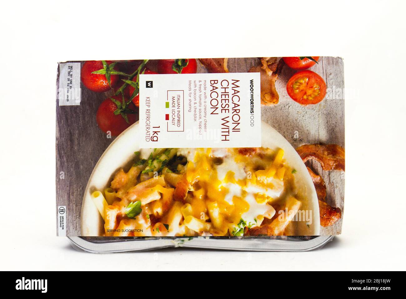Alberton, Südafrika - ein Behälter von Woolworths Food Makkaroni-Käse mit Speck isoliert auf einem klaren Hintergrundbild mit Kopierraum Stockfoto
