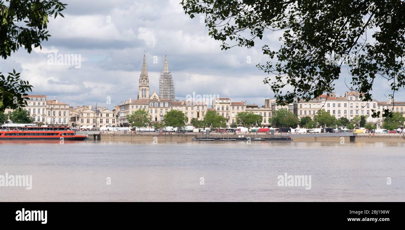 Bordeaux, Gironde / Frankreich - 05 26 2019 : Bordeaux Stadt mit dem Fluss Garonne in Web-Banner-Vorlage Stockfoto