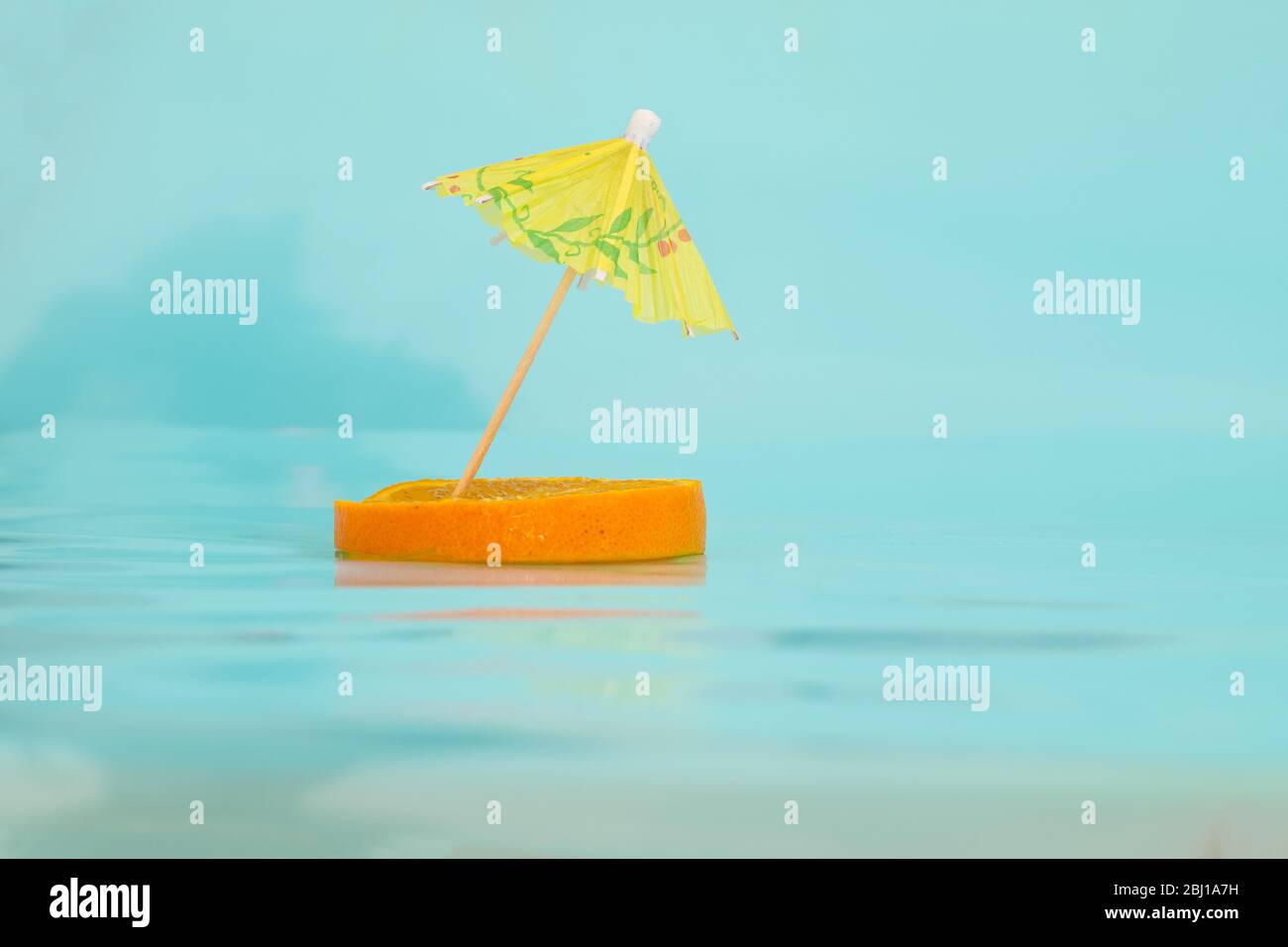 Eine Gruppe von Orangen sind in einem Keramikgeschirr, reich an Vitamin C und Saft, ideal für sommerliche Abschreckgetränke gelegt. Stockfoto