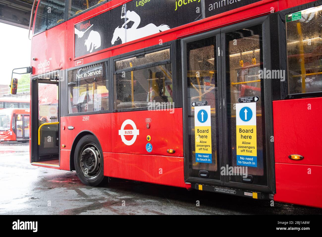 Allgemeine Ansicht der Beschilderung, die den Busreisenden sagt, an den Mitteltüren in einem Bus am Busbahnhof Camberwell in London zu steigen, während Großbritannien weiterhin in der Sperre bleibt, um die Ausbreitung des Coronavirus einzudämmen. Stockfoto Allgemeine Ansicht der Beschilderung, die den Busreisenden sagt, an den Mitteltüren in einem Bus am Busbahnhof Camberwell in London zu steigen, während Großbritannien weiterhin in der Sperre bleibt, um die Ausbreitung des Coronavirus einzudämmen. Stockfoto