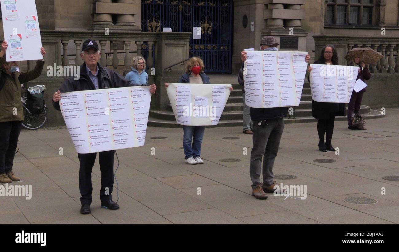 Eine Gruppe von Gewerkschaftern und Unterstützern, die vor dem Rathaus von Sheffield stehen, während eines Schweigens von Minuten, um allen Arbeitern, die während des Coronavirus-Ausbruchs gestorben sind, Tribut zu zollen. Stockfoto