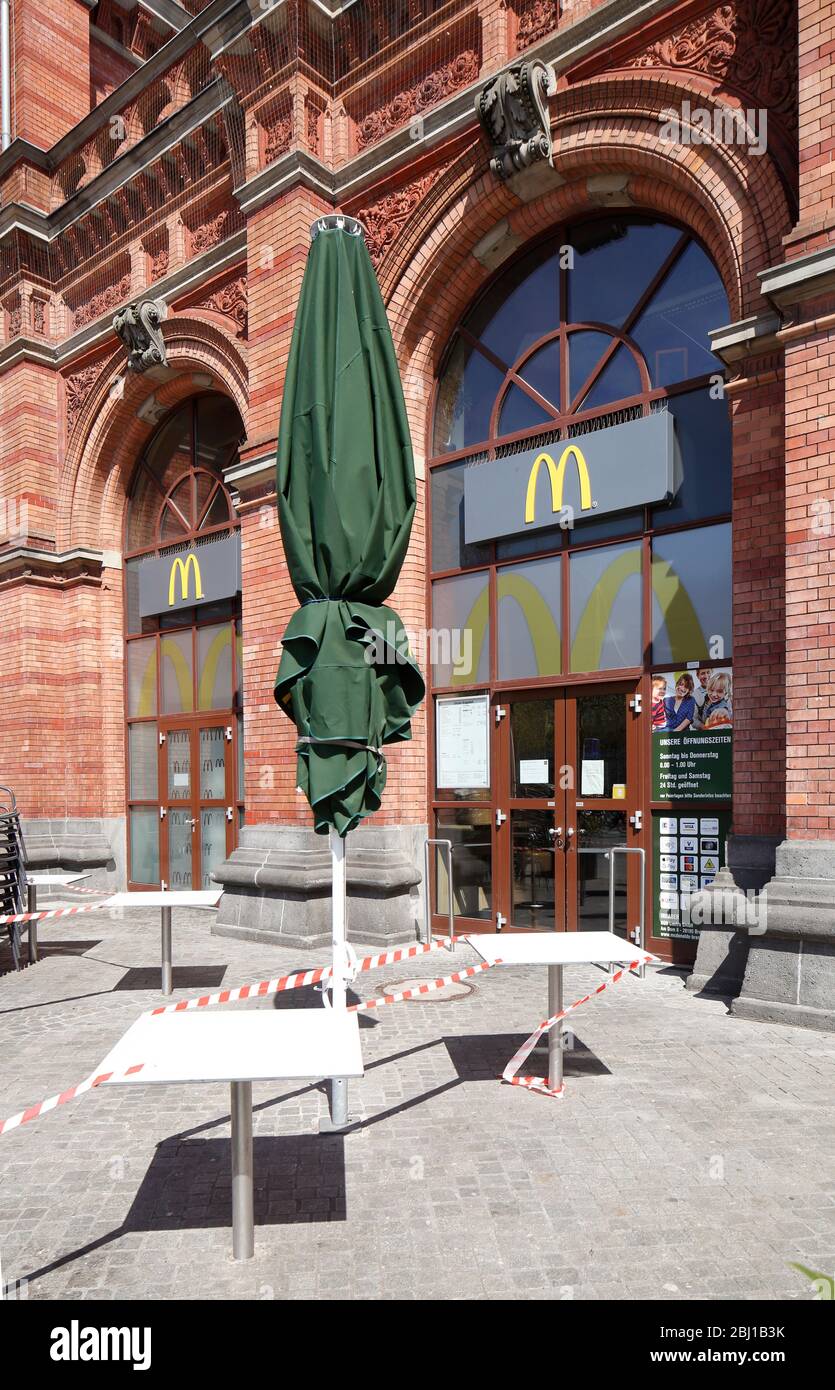 Absperrband, leere Stühle und Tische einer Mc Donalds Filiale wegen  Coronavirus geschlossen, Bremen, Deutschland, Europa Stockfotografie - Alamy