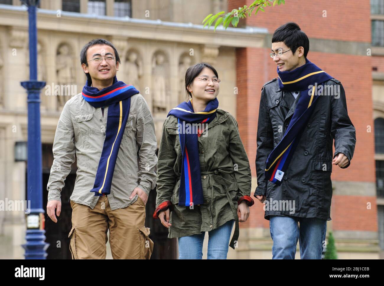 Eine Gruppe ausländischer (chinesischer) Studenten geht über den Campus der Universität Birmingham, England, Großbritannien. Stockfoto
