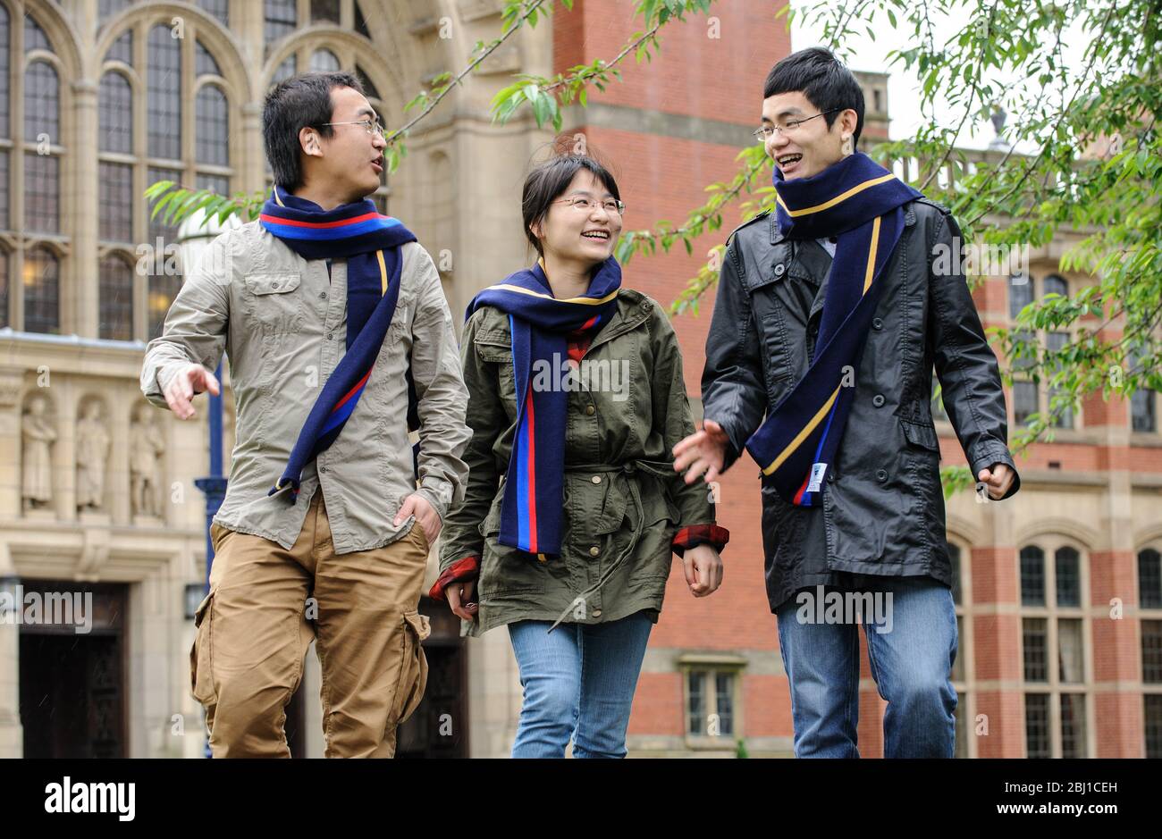 Eine Gruppe ausländischer (chinesischer) Studenten geht über den Campus der Universität Birmingham, England, Großbritannien. Stockfoto