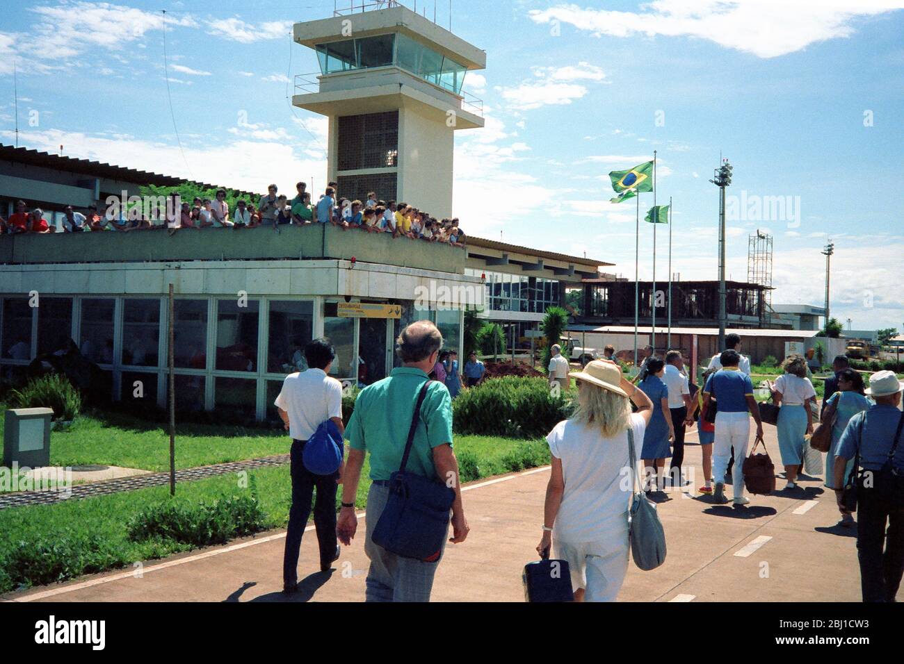 Passagiere, die in den 80er Jahren am Foz do Iguazu Cataratas International Airport in Brasilien ankommen Stockfoto