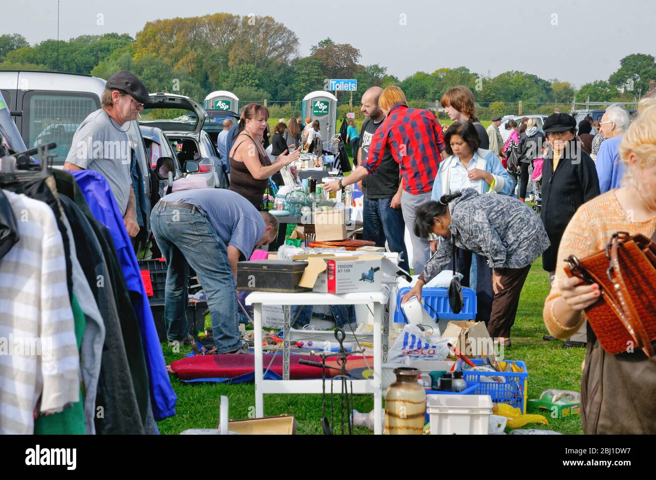 Massen von Menschen, die Waren, die auf Verkauf sind Auto Boot- Verkauf in einem Feld in Shepperton Surrey England VEREINIGTES KÖNIGREICH Stockfoto