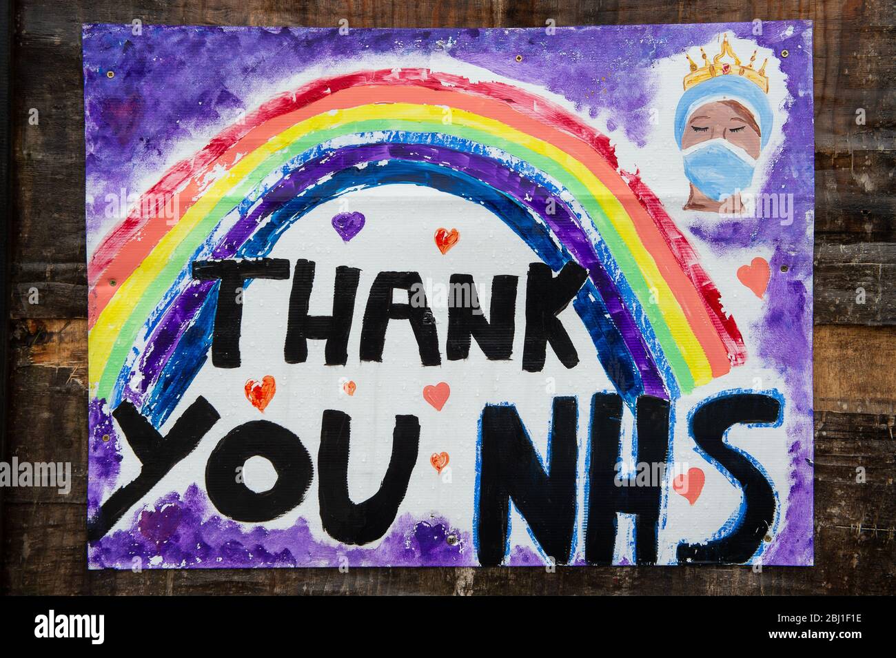 Slough, Berkshire, Großbritannien. April 2020. Am Morgen, als Großbritannien um 11 Uhr ein Protokoll zur Stille hielt, um den NHS-Frontarbeitern zu Tribut zu zollen, die ihr Leben durch die Coronavirus-Krankheit Covid-19 verloren haben, sagen bunte Acrylgemälde auf der A4 in Slough alles. „Thank You NHS“, „Thank You binmen“, „Thank You postmen“, „Not All Hero's Wear Capes“ und „Stay Safe Stay Home“. Kredit: Maureen McLean/Alamy Live News Stockfoto