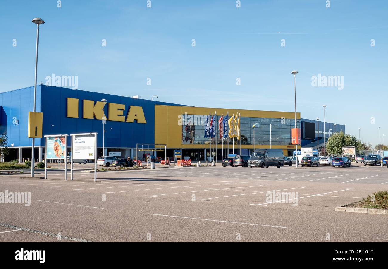 IKEA Store, Tottenham. Die façade und der Parkplatz der Nord-Londoner Filiale des beliebten schwedischen Möbelhändlers in der Nähe von Edmonton. Stockfoto