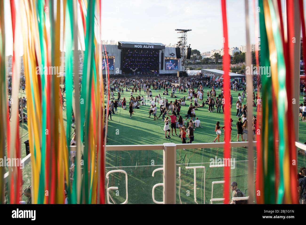 Musikfestival EDP Nos Alive, in Alges, Lissabon, Portugal. Hauptbühne im Hintergrund. Stockfoto