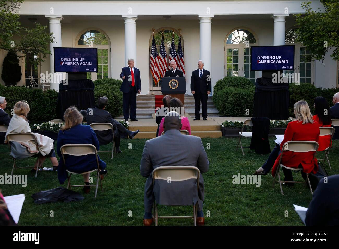 US-Präsident Donald J. Trump, links, hat bei einer Pressekonferenz im Rosengarten im Weißen Haus in Washington am 27. April 2020 gedeutet. Am Rednerpult ist Admiral Brett Giroir, US-Gesundheitsminister und rechts US-Vizepräsident Mike Pence.Quelle: Yuri Gripas/Pool via CNP /MediaPunch Stockfoto