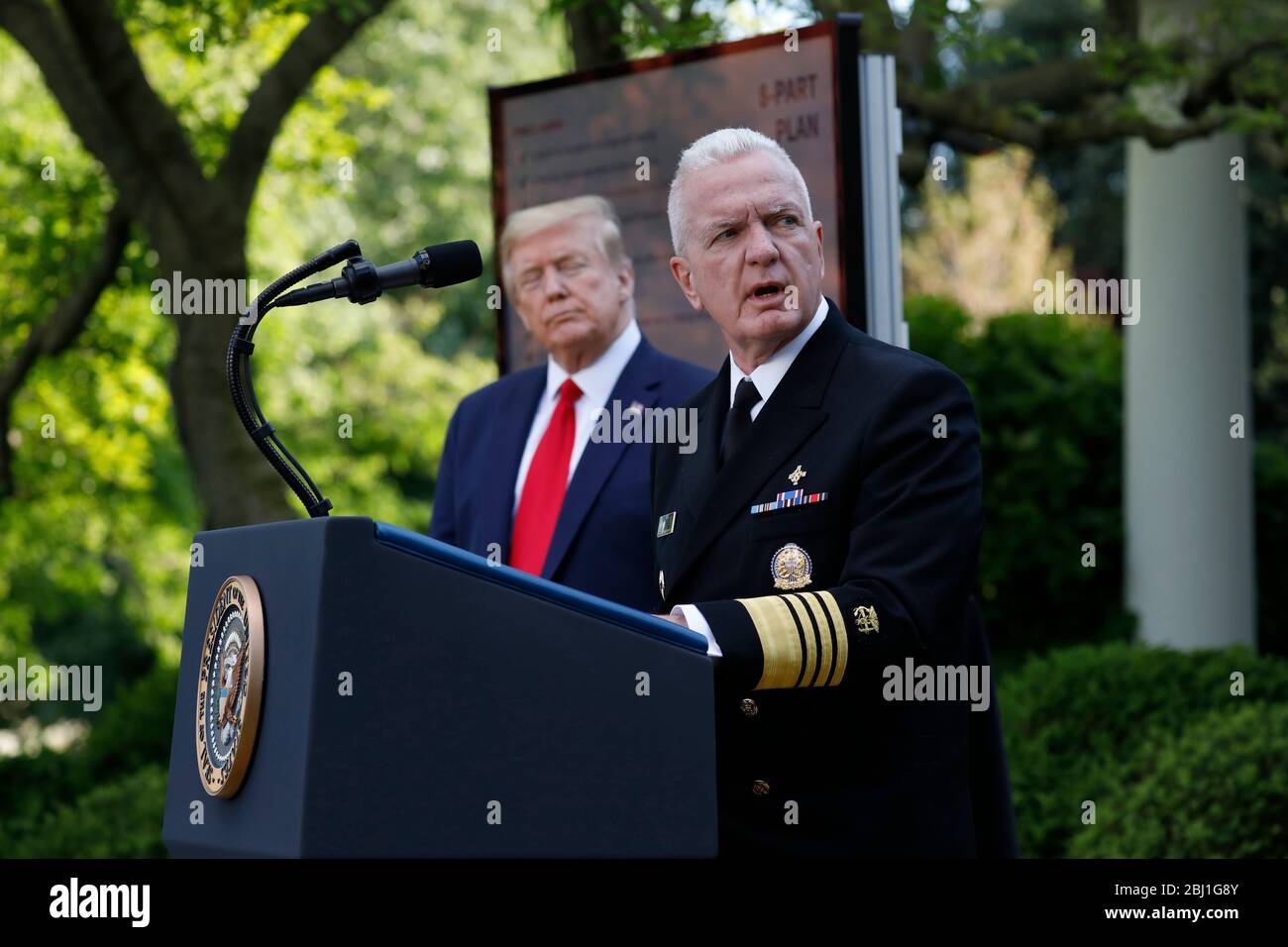 Admiral Brett Giroir, stellvertretender US-Gesundheitsminister, spricht am 27. April 2020 neben US-Präsident Donald J. Trump auf einer Pressekonferenz im Rosengarten im Weißen Haus in Washington. Kredit: Yuri Gripas/Pool über CNP/MediaPunch Stockfoto