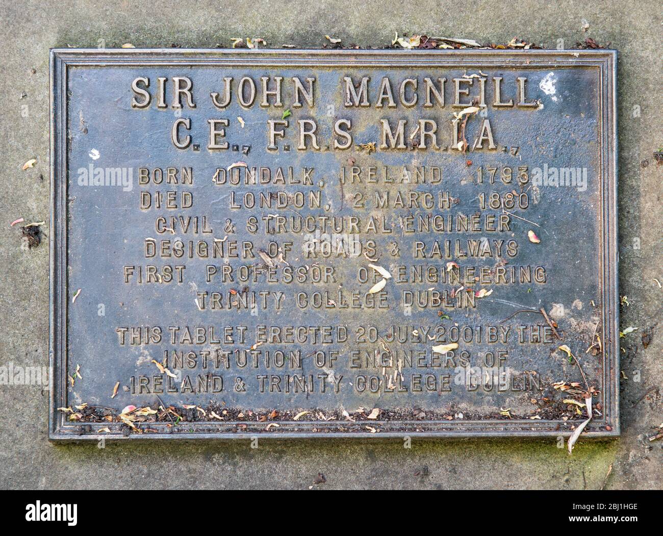 Metallplatte auf dem Grab von Sir John MacNeill, Ingenieur auf dem Brompton Cemetery, Kensington, London; einer der 'Magnificent Seven' Friedhöfe von London Stockfoto