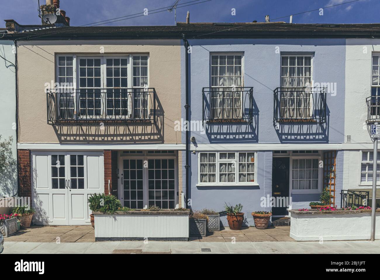 Typische Reihenhäuser in Barnes. Terrassenhaus ist eine Form von mitteldichten Gehäuse, die in Europa entstanden, wobei eine Reihe von angeschlossenen Wohnungen sh Stockfoto