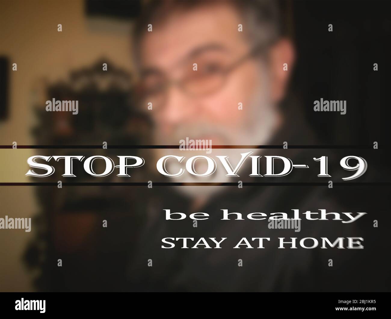 STOP COVID-19, gesund sein, zu Hause bleiben, ist der Mensch zu Hause für Coronavirus Schutz, verschwommenes Bild. Stockfoto