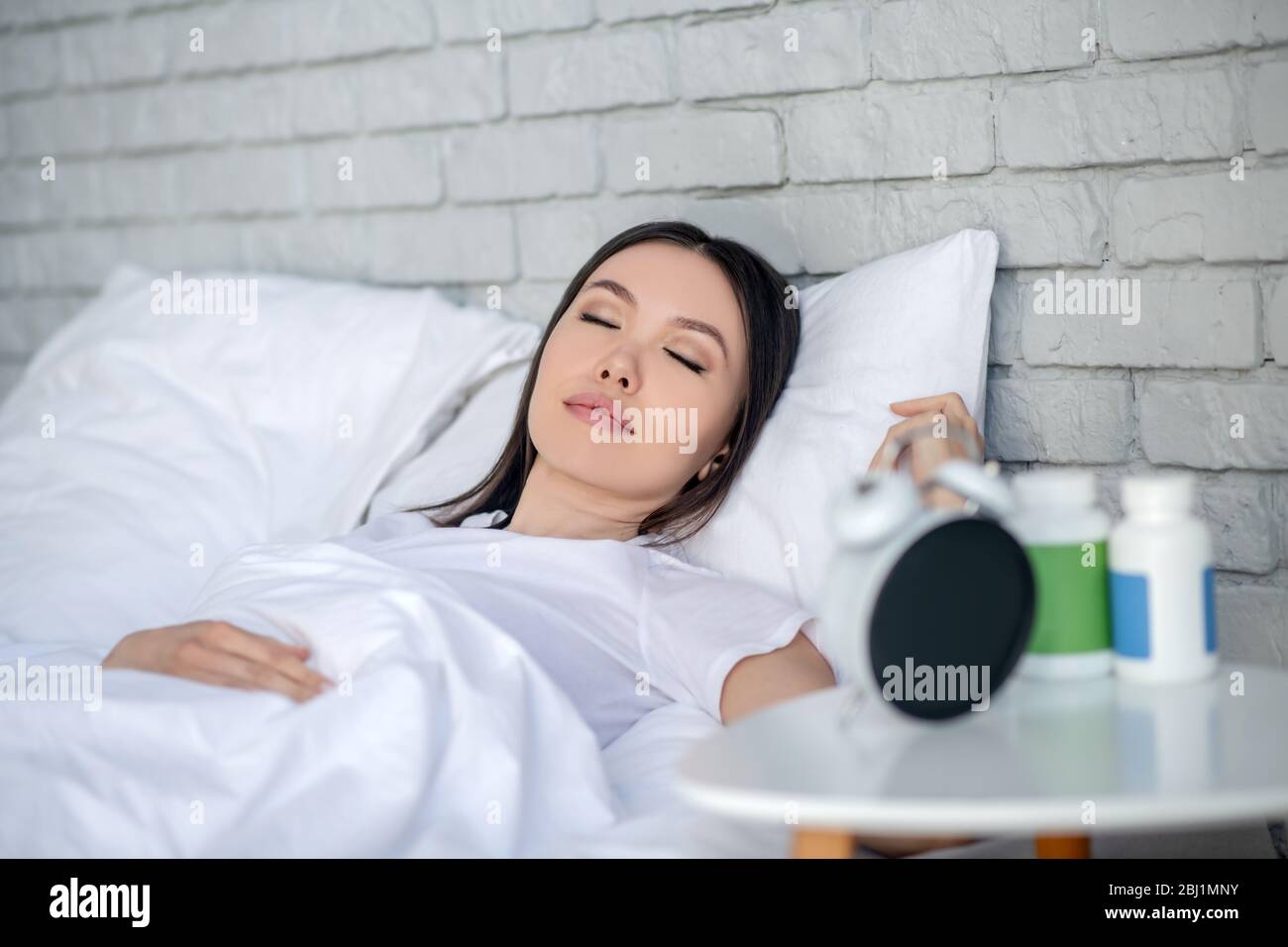 Brünette weiblich schlafen friedlich in ihrem Bett Stockfoto