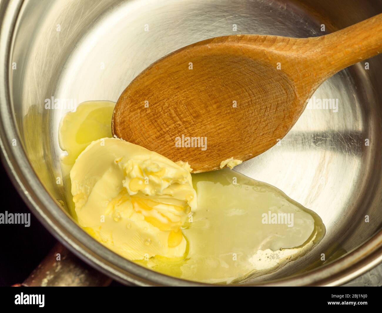 Schmelzen nicht Milchaufstrich mit Honig in einem Topf für die Herstellung von Brot Stockfoto