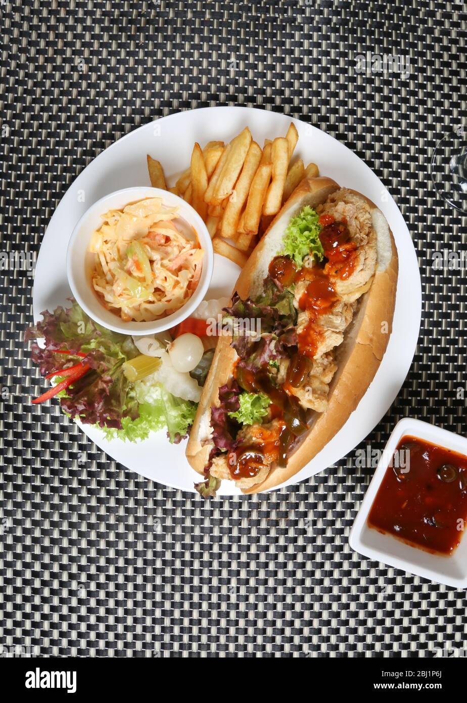 Zinger Chicken Sandwich mit Krautsalat und Kartoffelpuddinger Stockfoto