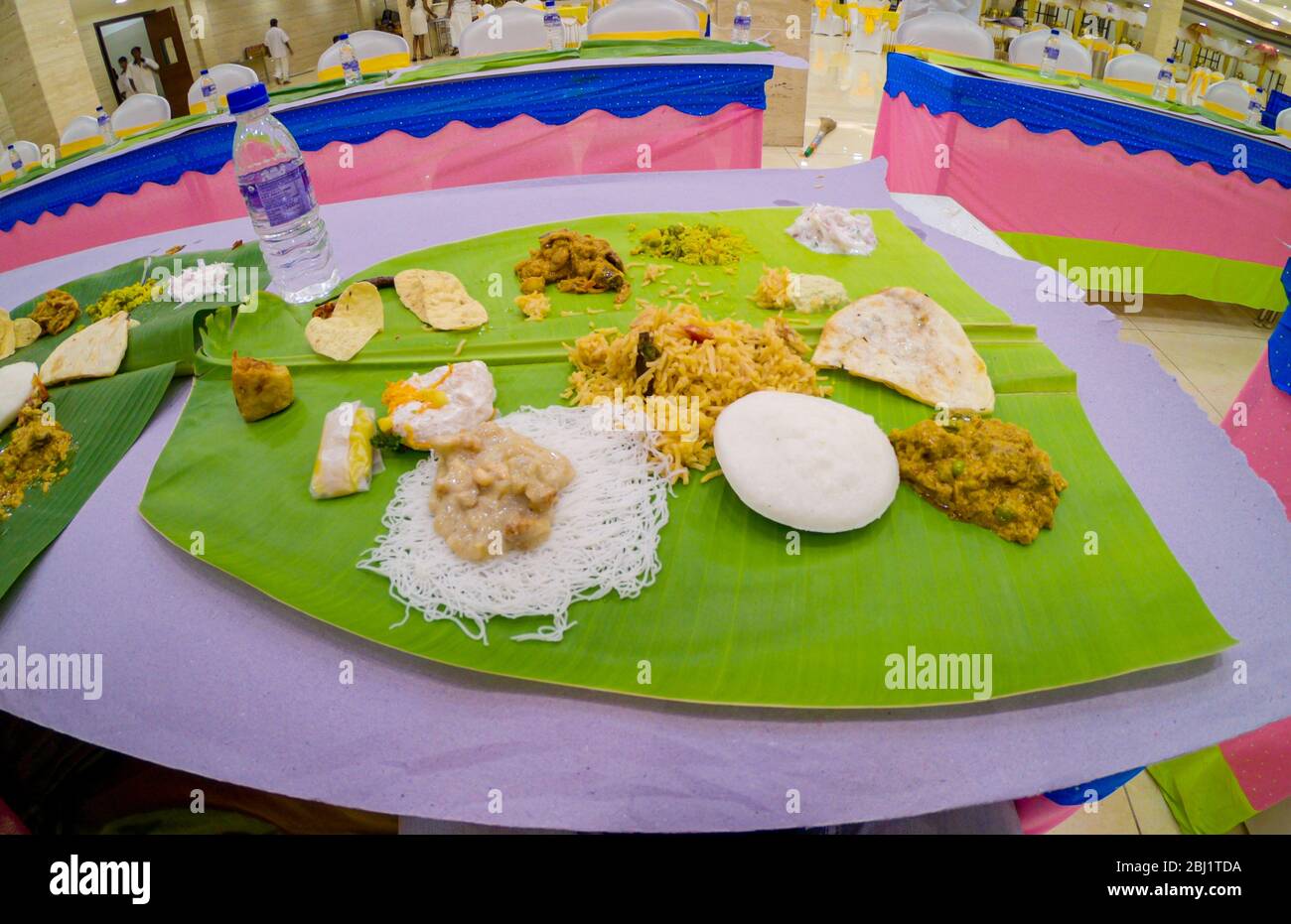 Essen auf einem Bananenblatt bei einer südindischen Hochzeit Stockfoto