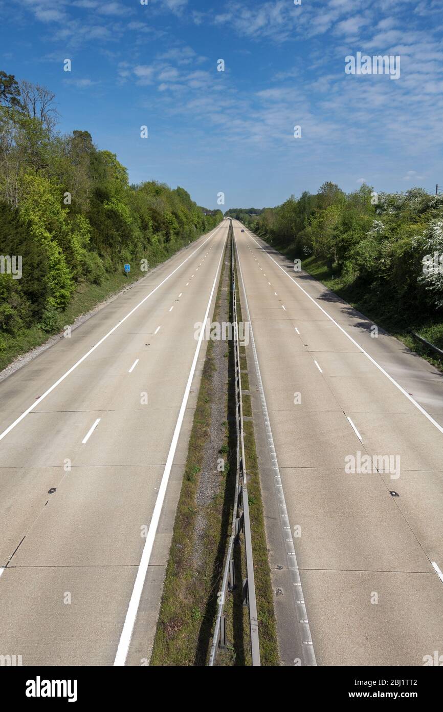 Die Autobahn M3 nach der Sperre begann am 16. März 2020 in Hampshire, England, Großbritannien Stockfoto