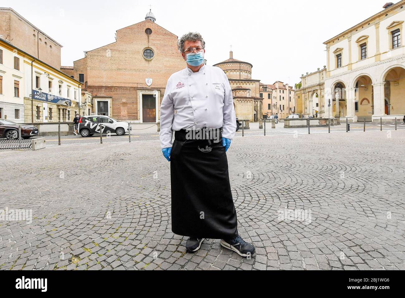 Padua 28/04/2020 Coronavirus, Friseure, Bars und Restaurants sind nicht da. „Wiedereröffnungen sofort für diejenigen, die die Regeln einhalten.“ Nach den Friseuren protestierten auch die Barbesitzer auf dem Platz mit den Fachverbänden gegen die Verschiebung der Eröffnungen bis zum 1. Juni: "Ein weiterer Monat ist geschlossen und viele Unternehmen riskieren Springen." Coldiretti für den Agrar- und Nahrungsmittelsektor: "Mit der Schließung von Bars und Restaurants 5 Milliarden Schaden". Auf dem Foto Luca Vecchiato Besitzer des Antico Forno Vecchiato 1889. Stockfoto