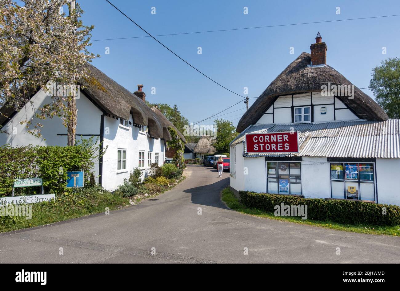 Rustikale strohgedeckte Hütten und ein lokaler Laden in der ländlichen Ortschaft Kings Somborne in der Nähe von Stockbridge in Hampshire, England, Großbritannien Stockfoto